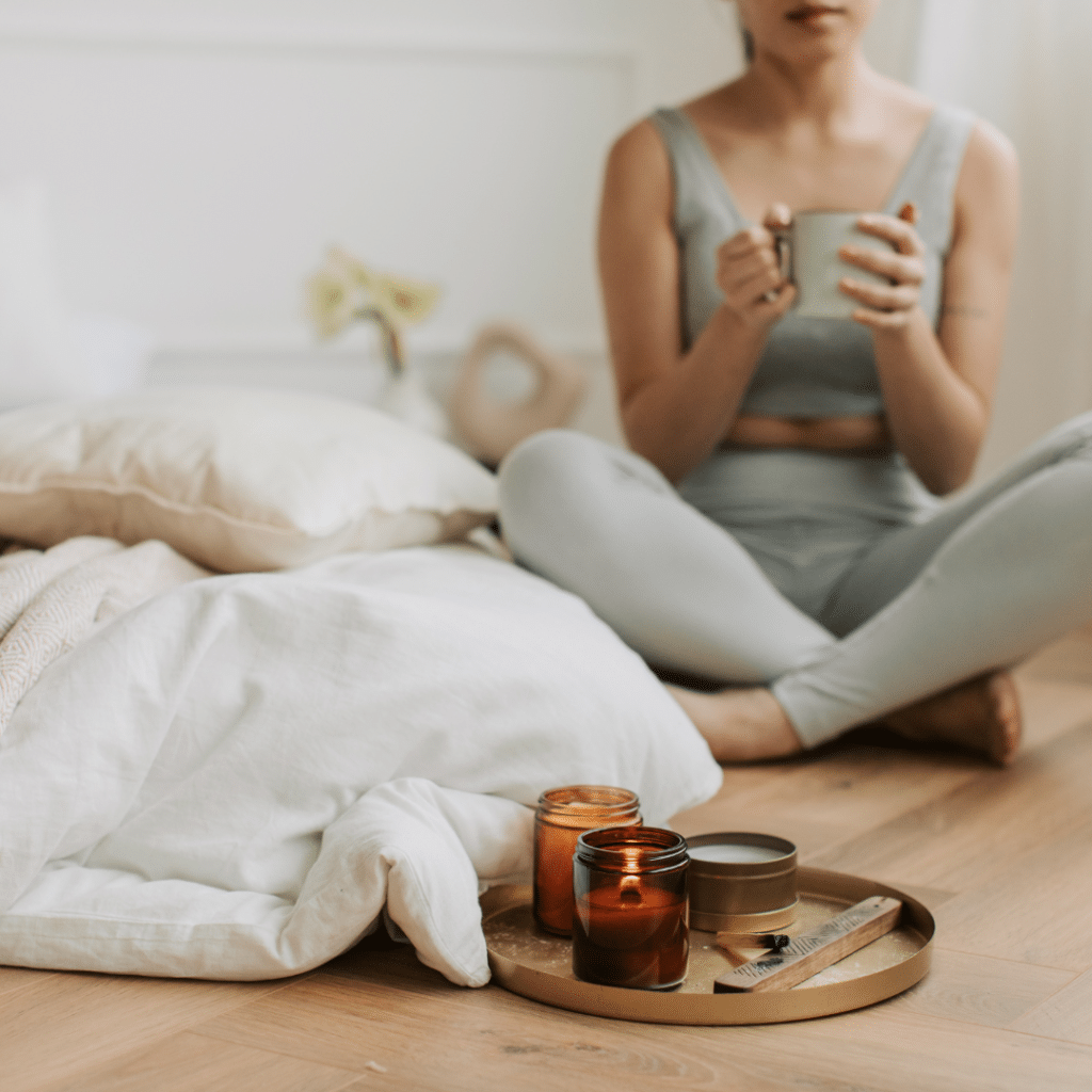 Femme qui retrouve sa place chez elle dans un intérieur apaisant