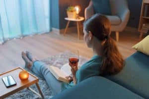 Femme se relaxant en soirée dans un intérieur apaisant
